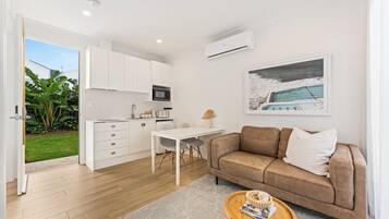 Een televisie en boeken