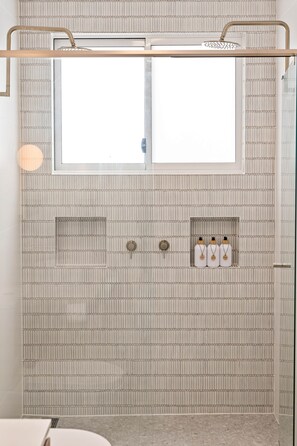 Douche, articles de toilette écologiques, sèche-cheveux