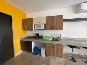 Kylskåp, mikrovågsugn, spishäll och kaffe- och tebryggare