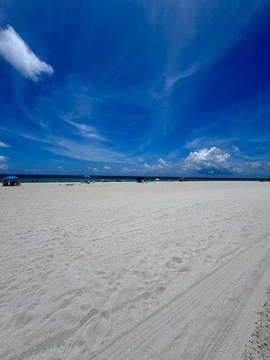 Plage, chaises longues, serviettes de plage