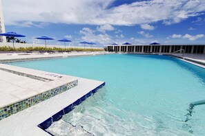 Pool - Enjoy amazing views and direct beach access at the best location in Miami Beach (Miami Beach)