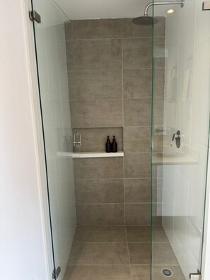 Secadora de cabello, toallas, jabón, papel de baño 