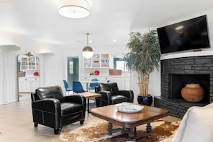 House, 3 Bedrooms, Private Pool, River View | Living area | 55-inch Smart TV with digital channels, Netflix, books