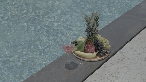 A fruit and drink arrangement by a poolside. - Q Alacati Otel (Cesme)