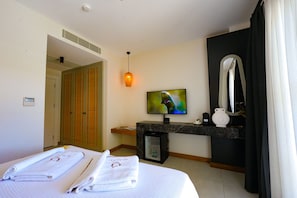 In-room safe, blackout curtains, soundproofing, free WiFi - Q Alacati Otel (Cesme)