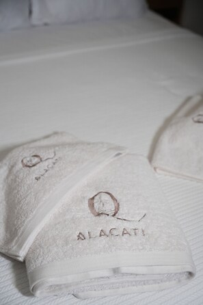 Habitación familiar, balcón, vistas a la piscina | Caja fuerte, cortinas opacas, sistema de insonorización y wifi gratis