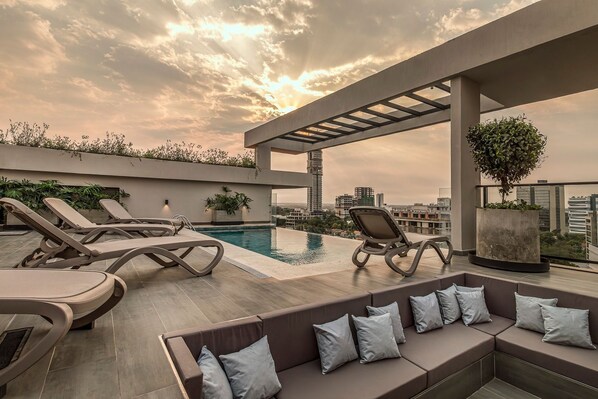 Una piscina al aire libre