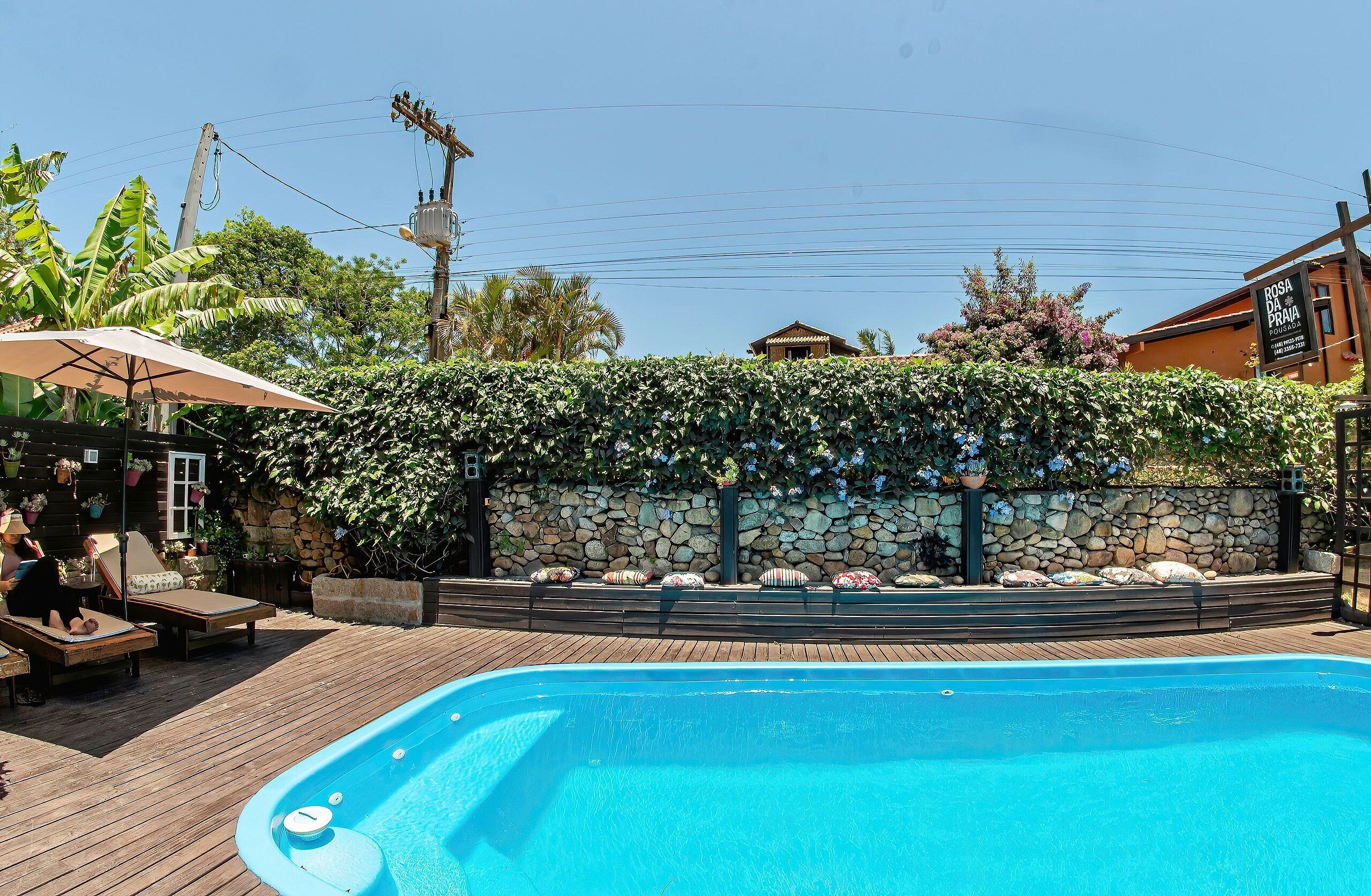 Loft Design - Pousada Rosa da Praia | Alberca | Alberca al aire libre, sombrillas en la alberca y camastros 