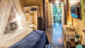 A bedroom with a bed, a wardrobe, a desk, and a TV. - Pousada Rosa da Praia - Praia do Rosa (Imbituba)