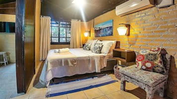 Loft Design - Pousada Rosa da Praia | Premium bedding, individually decorated, individually furnished, desk