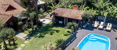 Loft Design - Pousada Rosa da Praia | Piscina | Una piscina al aire libre, sombrillas, tumbonas