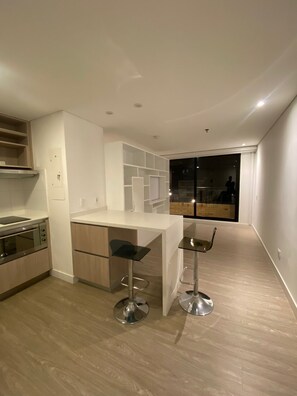 Kjøleskap, mikrobølgeovn, ovn og kaffetrakter/tekoker