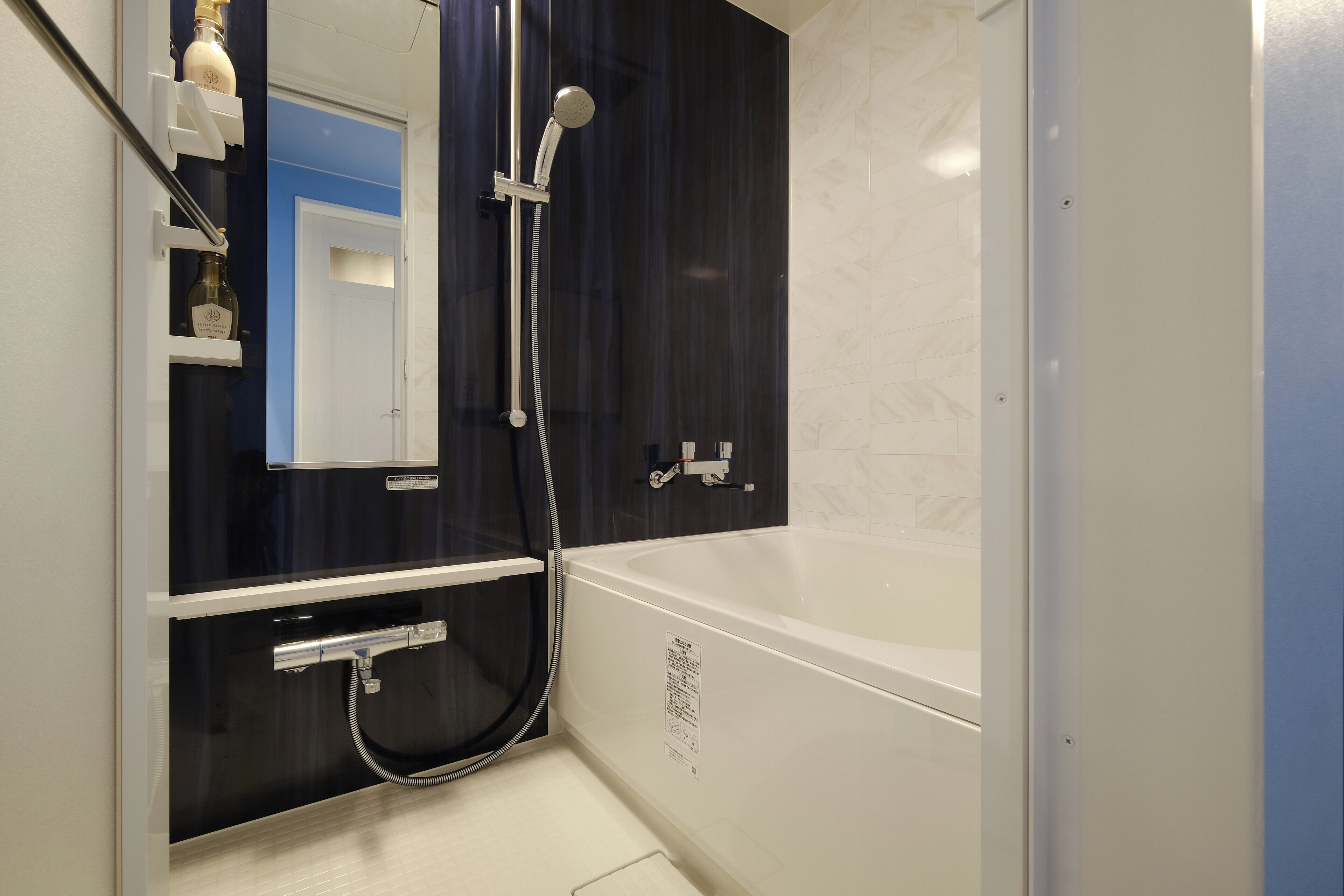 Une salle de bain moderne avec une baignoire, une douche et un lavabo intégré.