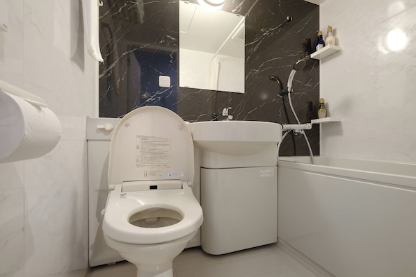 A modern bathroom with a toilet, sink, and bathtub. - Four Stories Hotel Maihama Tokyo Bay (Urayasu)