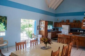 Dining - Welcome to BluBell Villa (Plymouth)