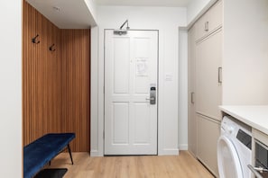 Estudi en suite, 1 llit de matrimoni gran, vistes a la muntanya (Single space, no separate bedroom) | Planxa i posts de planxar, wifi gratuïta i roba de llit