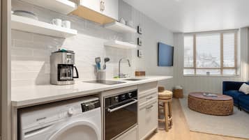 Studiosvit - 1 kingsize-säng - utsikt mot bergen (Single space, no separate bedroom) | Eget pentry | Kaffe- och tebryggare och vattenkokare