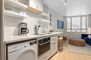 Suite Studio, 1 très grand lit, vue montagne (Single space, no separate bedroom) | Coin cuisine privé