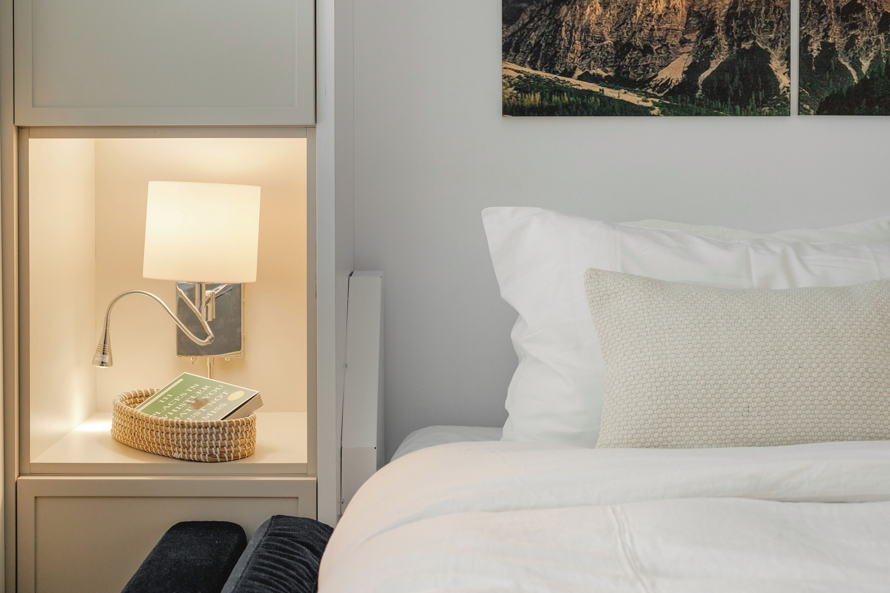 开间套房, 1 张特大床, 山景 (Single space, no separate bedroom) | 熨斗/熨衣板、免费 WiFi、床单