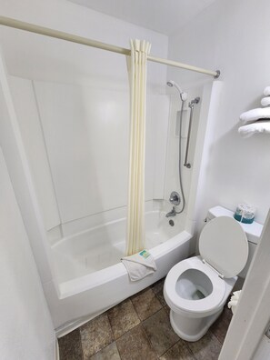 Bathroom - Lantern Motel (Milbank)