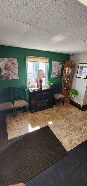 Lobby sitting area - Lantern Motel (Milbank)