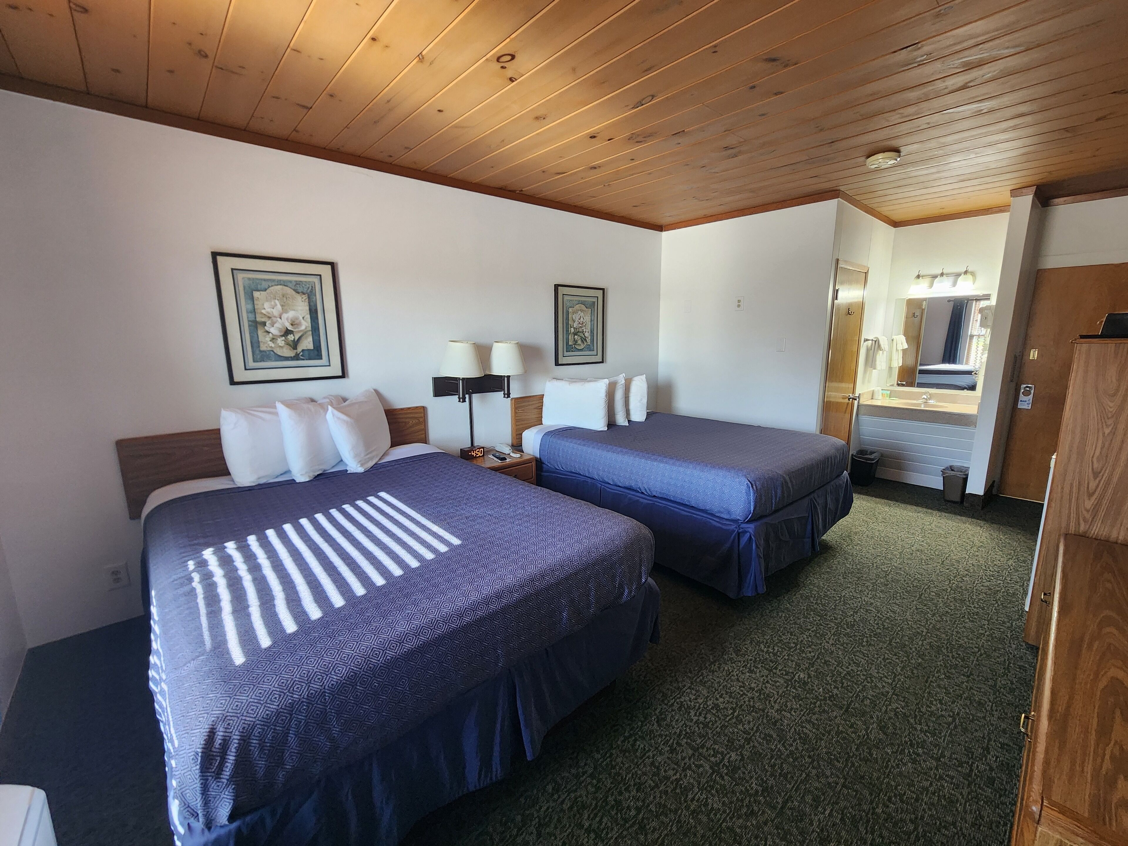 Standard-dobbeltværelse - udsigt til gårdsplads | Skrivebord, lydisolering, gratis Wi-Fi, sengetøj