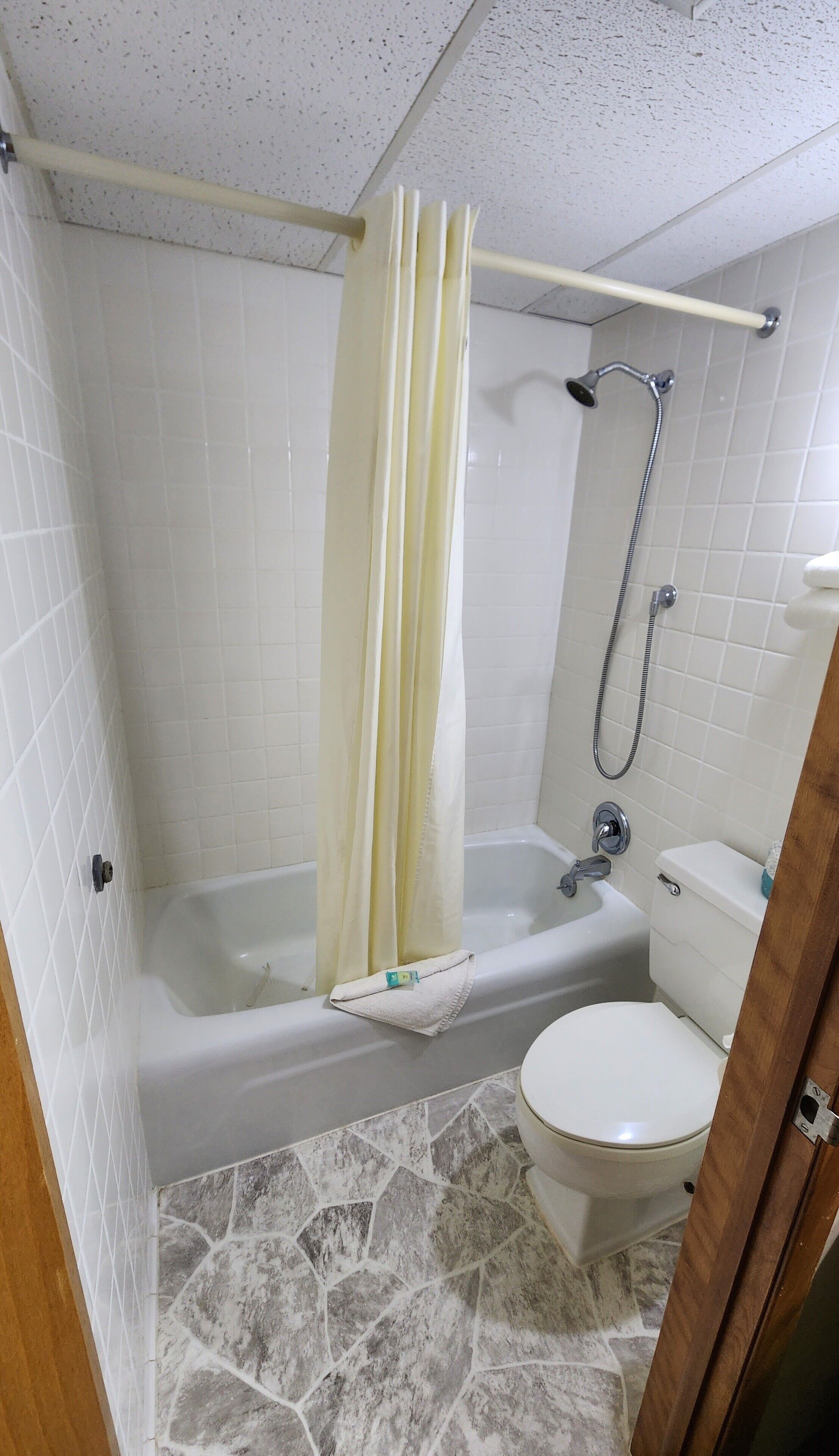 Un baño con bañera, inodoro y ducha.