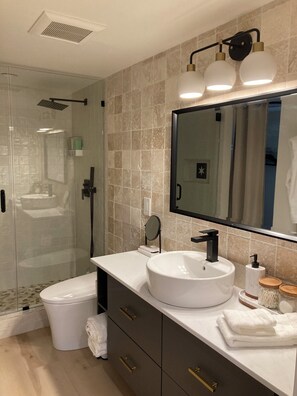 Douche, séchoir à cheveux, bidet, serviettes fournies