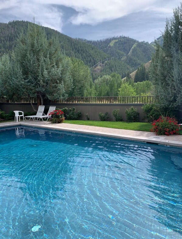 Piscina a l'aire lliure i piscina climatitzada
