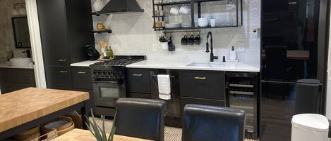 冰箱、微波炉、烤箱、炉灶