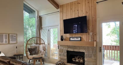 Beautifully Remodeled Condo in Unbeatable Location! Walk to Gondola & Downtown