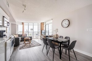 Fridge, microwave, oven, stovetop - GLOBALSTAY. Elegant Downtown Condo with Balcony (Toronto/Canada)