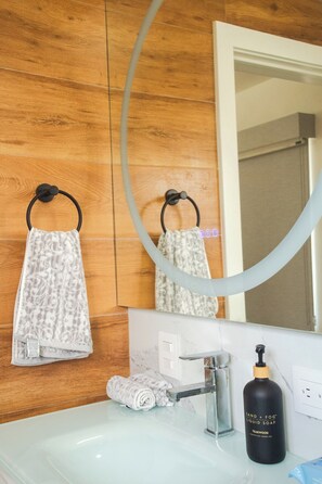 ヘアドライヤー、タオル、石鹸、シャンプー