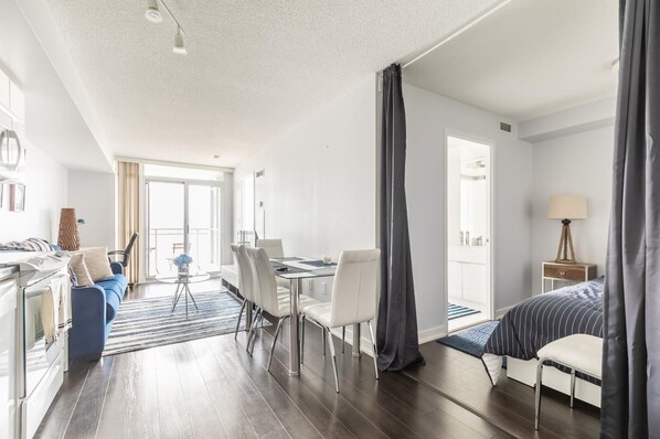 1 Schlafzimmer, Schreibtisch, Bügeleisen/Bügelbrett, Reisekinderbett