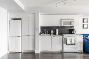 Frigorifero, microonde, forno, piano cottura