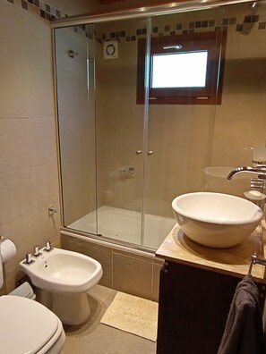 Hair dryer, bidet, towels, soap - Nature, Mountains & Relax - Casa Ciprés Bariloche (San Carlos de Bariloche)