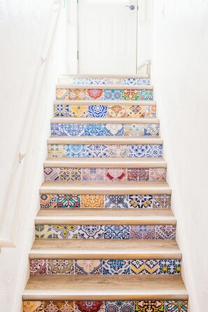 Un escalier orné d’un carrelage coloré aux motifs variés.