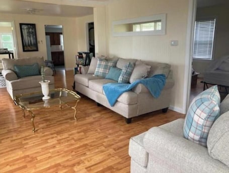 Smart TV, books. Cozy city cottage, one floor, covered porches, quiet neighborhood