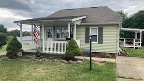 Exterior - Cozy city cottage, one floor, covered porches, quiet neighborhood  (Newark)