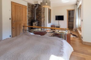 5 quartos, ferros/tábuas de passar roupa, Wi-Fi, roupa de cama