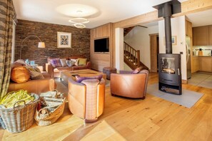 TV - Chalet in méribel center with outdoor jacuzzi and sauna (Les Allues)
