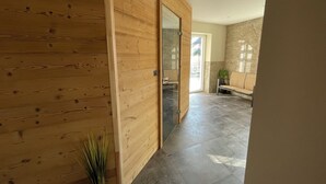A hallway with wooden walls, a bench, and a plant. - Gite 4 , 8 Pers, Proche Europapark, Piscine, Wellness, (Schœnau)