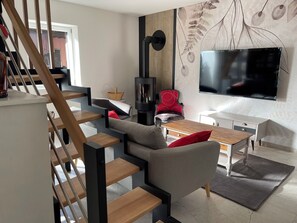 Una Smart TV, videojuegos, una mesa de tenis de mesa, libros