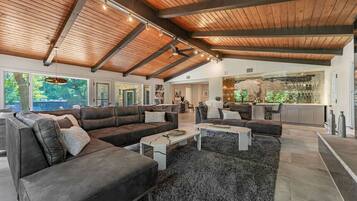 Una Smart TV, una chimenea