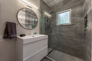 Hair dryer, towels - The Rock Royale | 7BR/7BA Estate Sleeps 19 (Rockford)