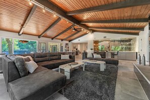 Una Smart TV, una chimenea