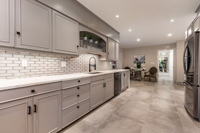 Chic Modern Glam - The Rock Royale