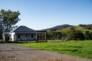 Exterior - Ravenscroft Cottage - Three Bedroom House, Sleeps 6 (Eccleston)