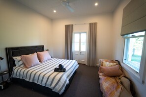 3 slaapkamers, een strijkplank/strijkijzer, wifi, beddengoed