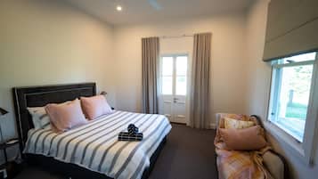 3 bedrooms, iron/ironing board, WiFi, bed sheets
